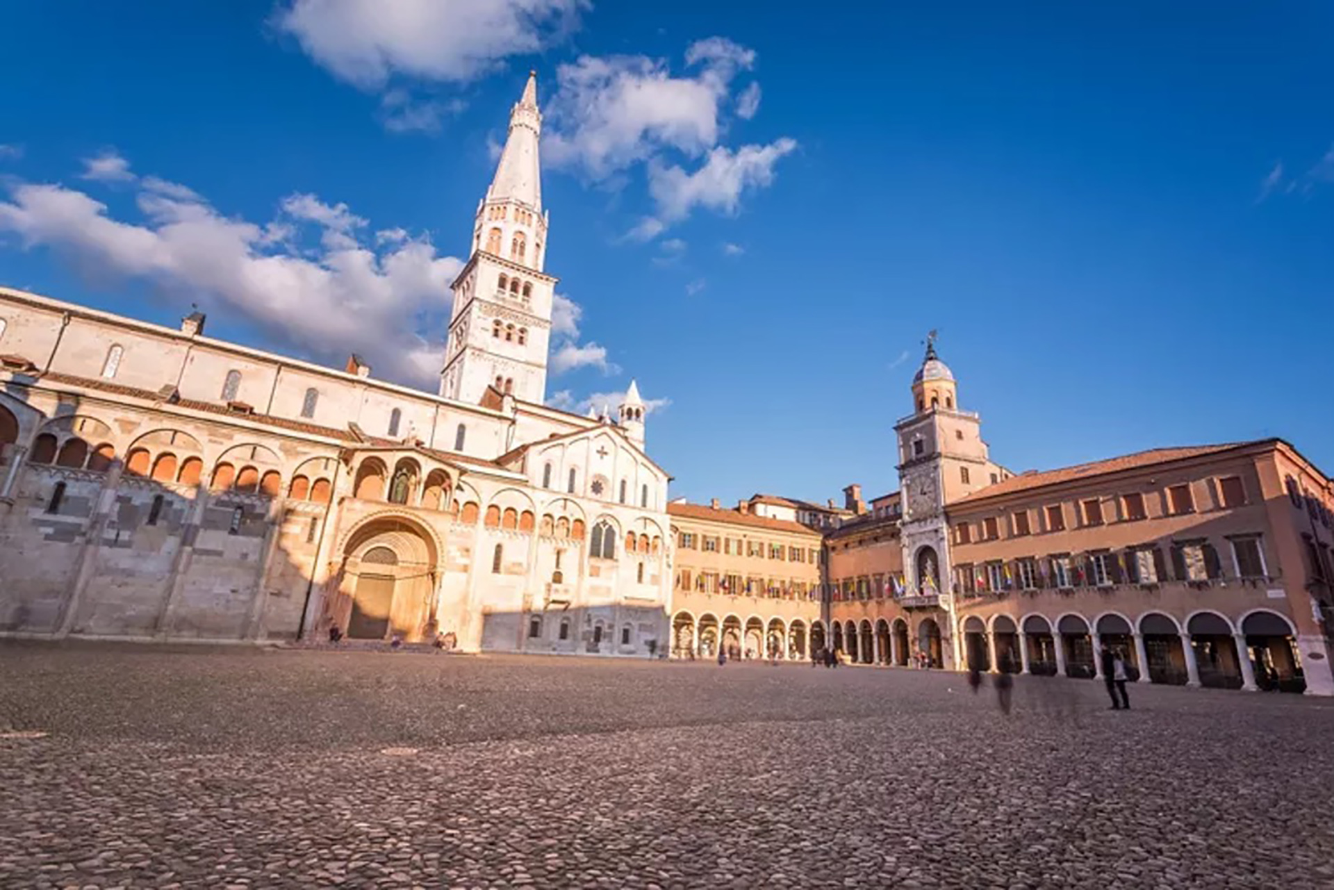 UN GIORNO A MODENA