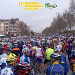 Il folto gruppo di ciclisti alla partenza della “12ª Granfondo Internazionale di ciclismo Selle Italia”.<br />La gara, valida per il campionato italiano U.d.a.c.e., si è svolta a Cervia il 6 aprile 2008, in una mattinata decisamente fresca. Vi hanno partecipato circa 6.000 ciclisti su di un percorso che ha visto scalare il Monte Cavallo (con cronoscalata), il Bertinoro, il Cà Rossa ed il Tessello per oltre 1.000 metri di dislivello.
