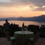 Veduta del Lago di Garda al tramonto dalla terrazza dell'Atelier del Gusto