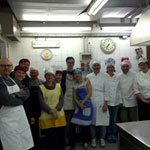 Il gruppo dei partecipanti al nuovo corso di cucina.